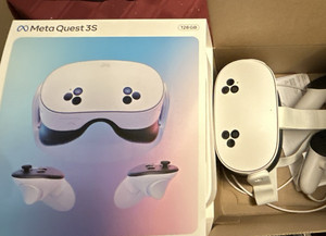 Meta Quest 3S 128GB Standalone VR Headset 120Hz White with Controllers
