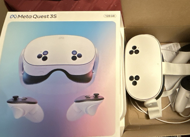 Meta Quest 3S 128GB Standalone VR Headset 120Hz White with Controllers