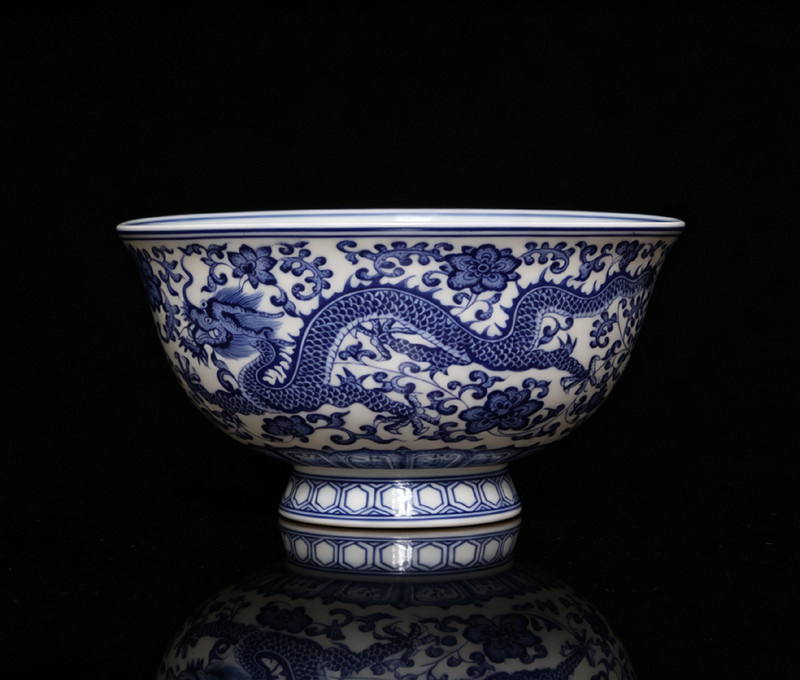 Antique Chinese Blue & White Porcelain Bowl Dragon Design Qianlong Marked (A119)
