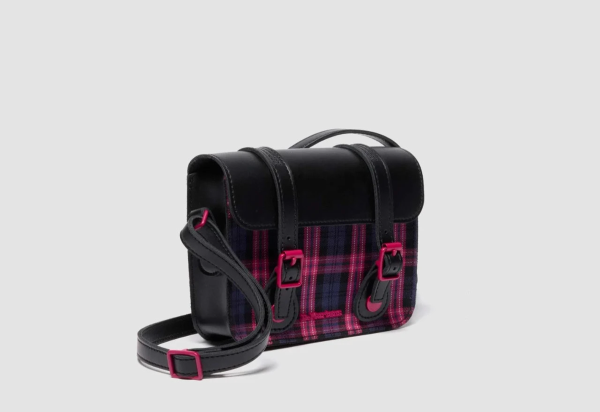 【】　GLENN MARTENSショルダーバッグ Julia Fox for H&M (@hm) x Glenn Martens (@glennmartens) 💫 Oct 29