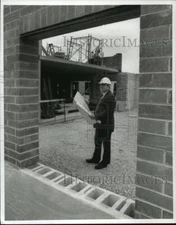 1993 Press Photo Mike Kern inspects the construction of its new facility