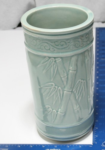 Vintage Asian Green Celadon Pottery Vase 10”—Bamboo Leaf Design - Imagen 3 de 8
