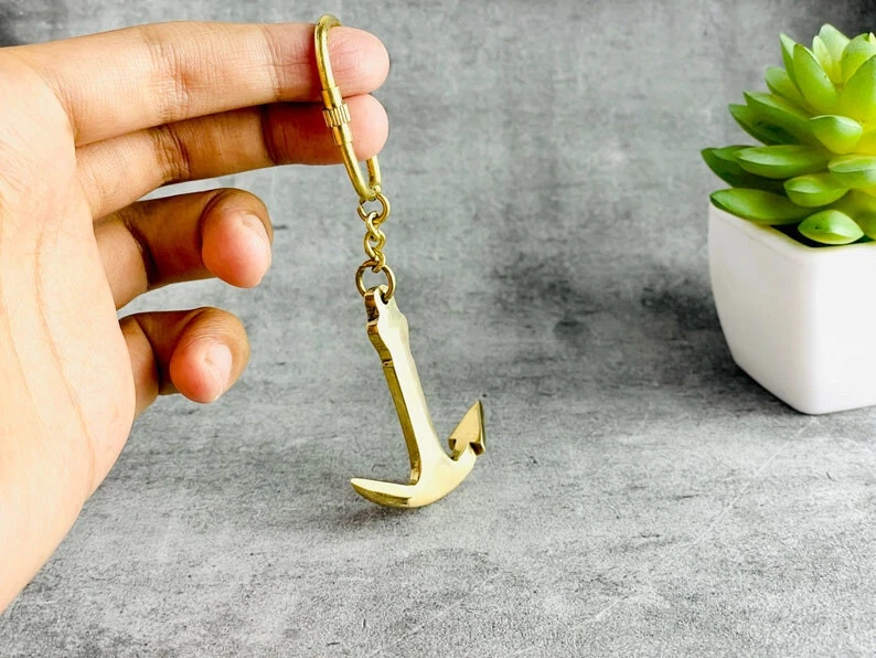 Llavero ancla de latón pulido - encanto náutico para viajeros y aventureros Foto 2 de 4