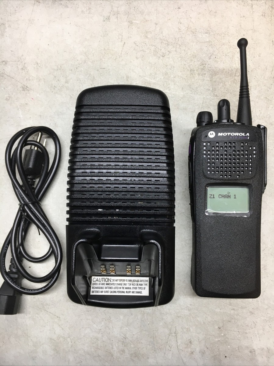 MOTOROLA XTS2500 1.5 900 mhz 96ch portable P25 digital radio