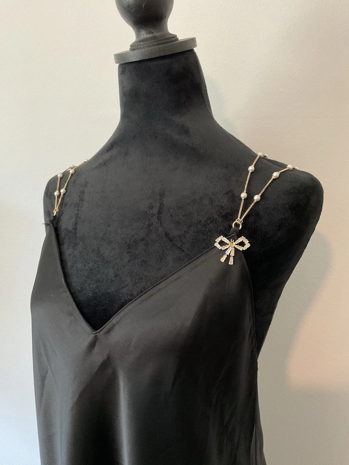 UNDERCOVER Abito nero Victoria Secrets con spalline accento oro