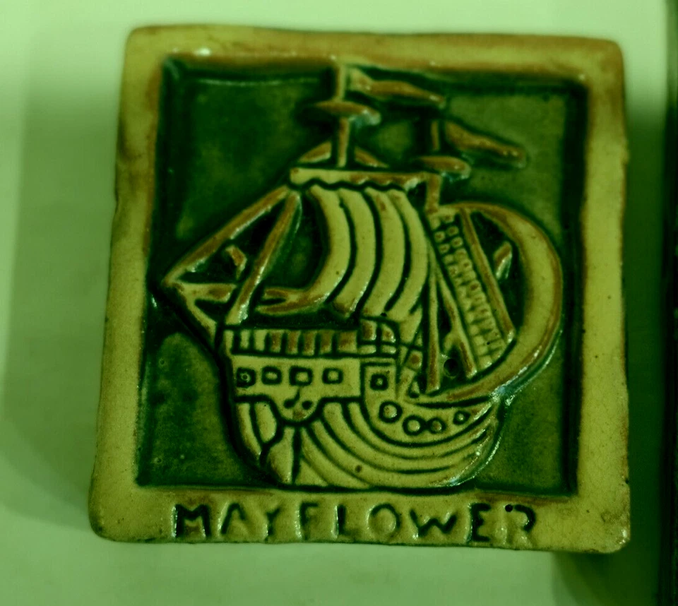 Azulejos de cerámica antiguos de Moravia, Mayflower y Priscila Foto 3 de 3