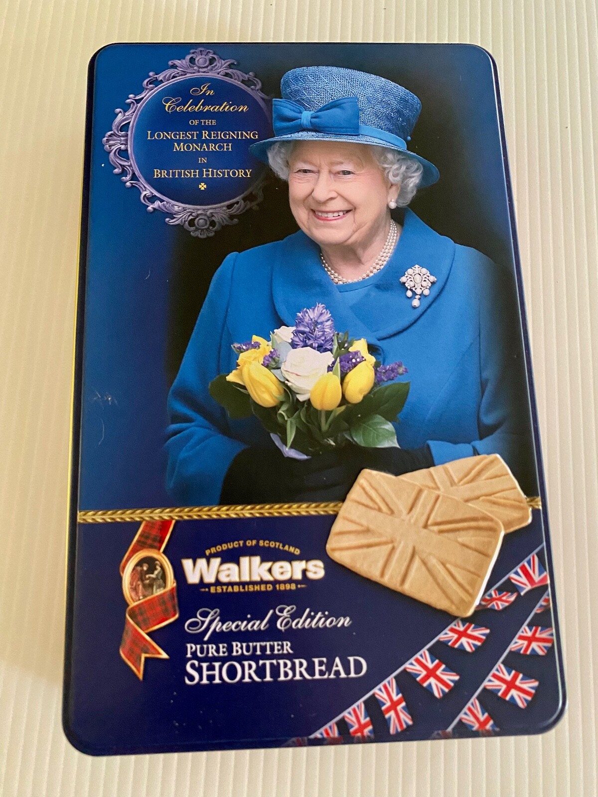 Walkers Shortbread Tin Perfect Celebrating The Reign Of Queen walkers-shortbread-tin-perfect-celebrating-the-reign-of-queen