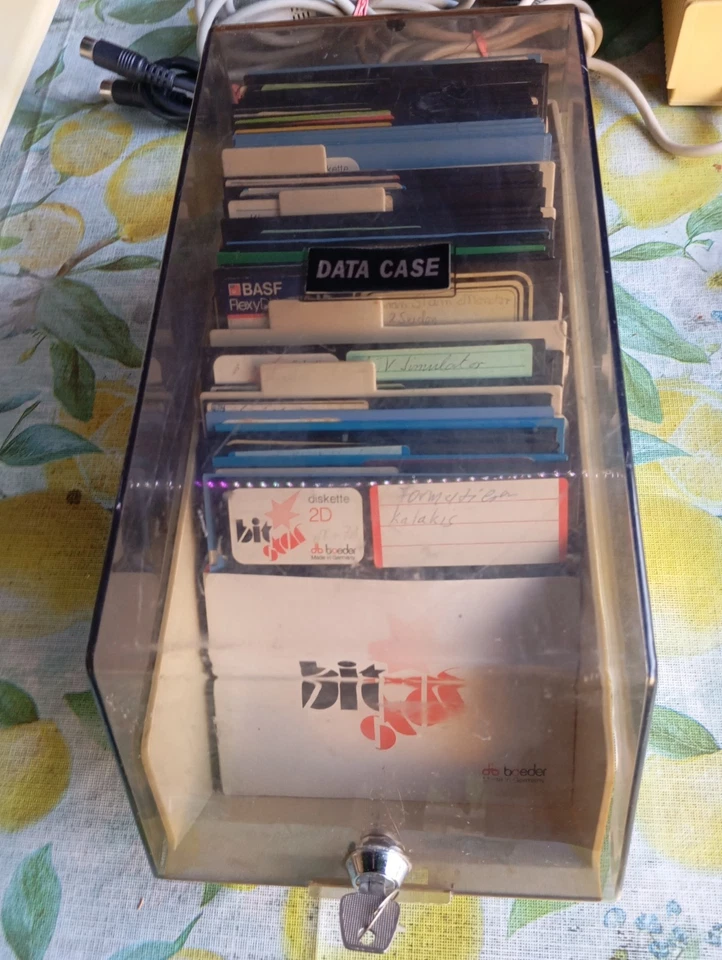 Commodore C64 mit Floppy Datasette Spiele jede Menge Zubehör 64 - Bild 2 von 4