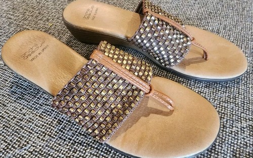 Womens ANDRE ASSOUS 163070 Brown Spain Gold Fabric Leather Slides Size 36 5.5 - Picture 2 of 6