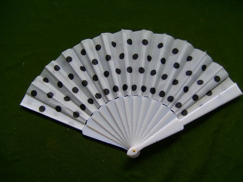 Fan white with black dots, very good condition; 23 x 43 cm