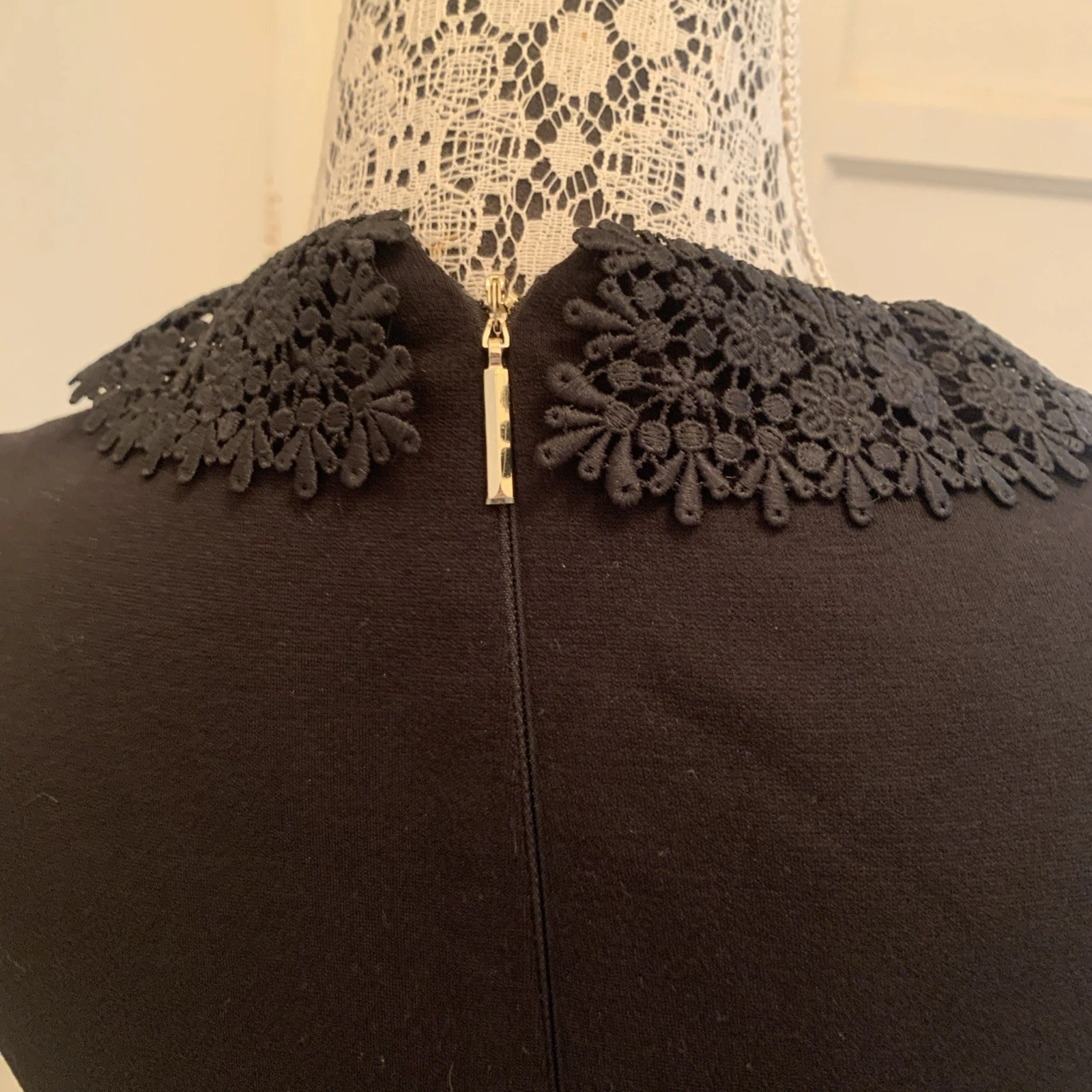 Abito Kate Spade nero aderente svasato pizzo ricamato colletto zip dietro 0