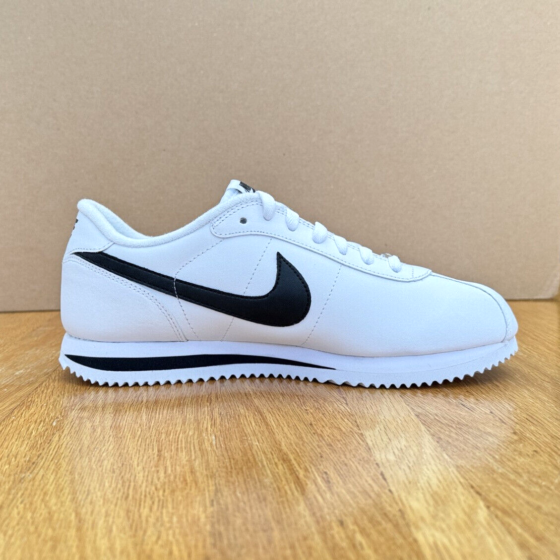 basic white nike shoes
