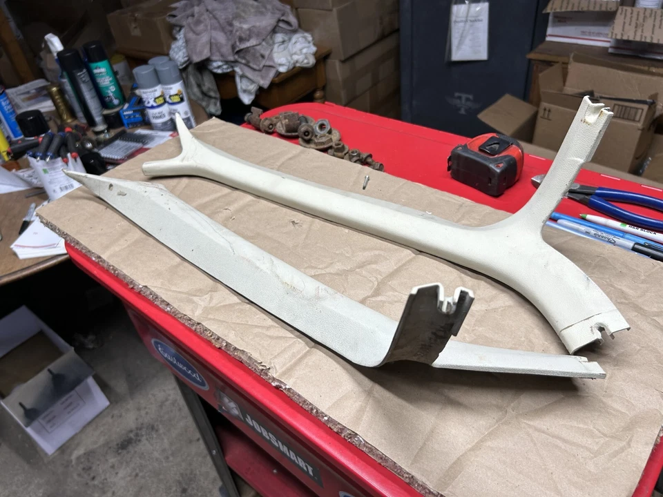 Tapicería cuadrada 73-87 Chevrolet C-10 K5 K10 GMC pilar A embellecedores - par diestro diestro Foto 4 de 4