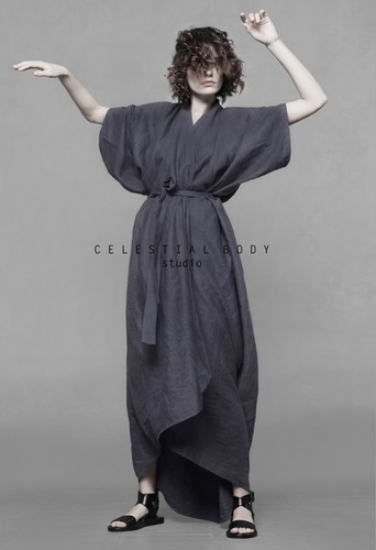 Vestido envolvente estilo kimono de lino vanguardista japonés. Abrigo plumero kimono Cocoon - Imagen 14 de 41