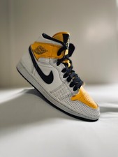 Yellow nike air jordan 1 mid, size 9 for men. Pre owned 