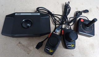 Atari CX22 Trak Ball Atari CX40 Joystick und Atari CX30 Paddel. Alles ungeprüft