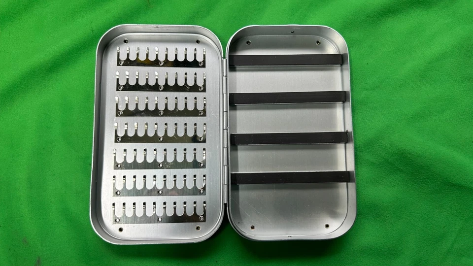 CAIXA VOADORA vintage Richard Wheatley selo prata alumínio nº 1623 na caixa original - Imagem 2 de 4