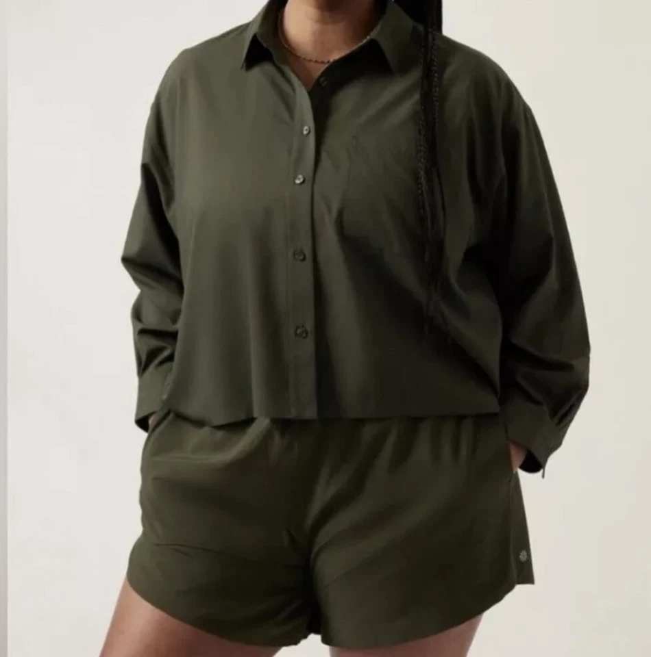 Camisa verde ATHLETA recortada elástica técnica manga larga abotonada 1X  Foto 2 de 4