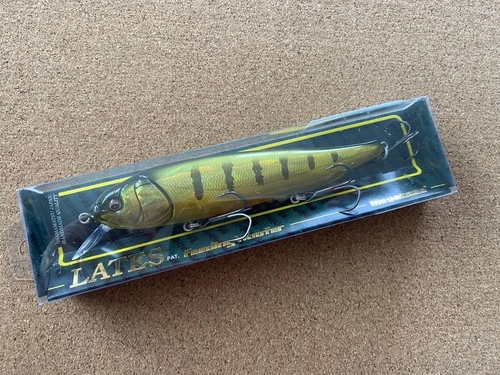 Megabass Lates Feedingwoofer 120mm 5/8oz Floating Fishing Lure, 4 Hooks, Used