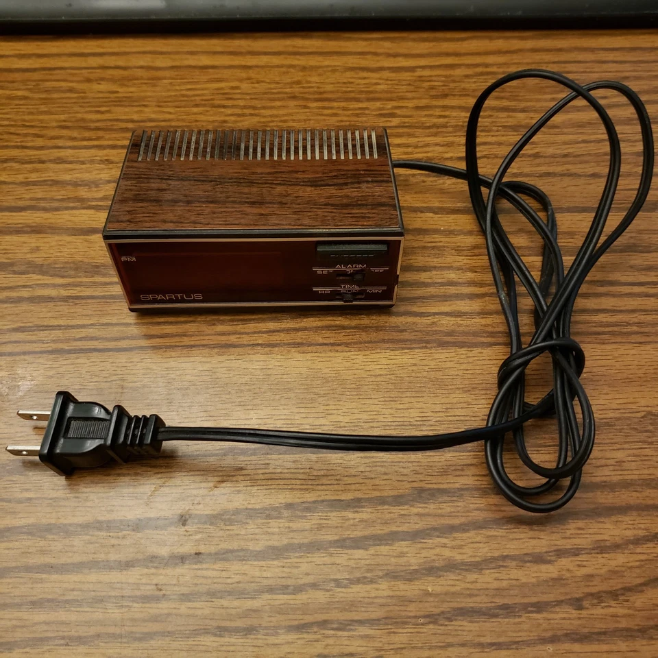 Reloj despertador digital vintage Spartus Horizon 1138 rojo LED grano madera años 80 (funciona) Foto 3 de 3