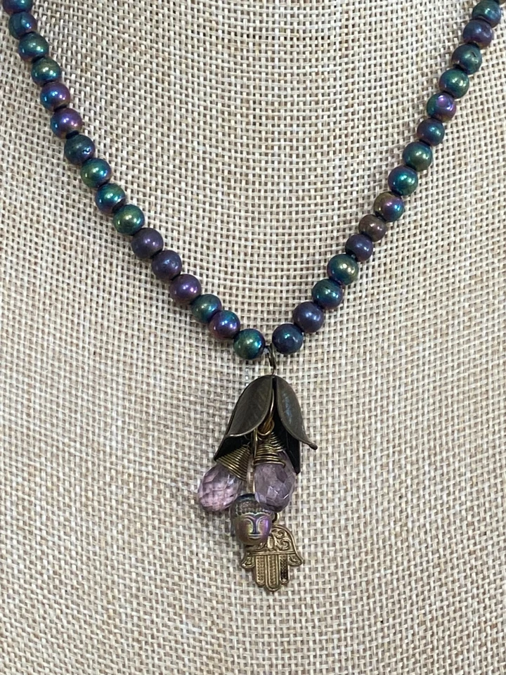 Collar de cuentas de titanio con gotas de encanto de Buda, Hamsa y amatista Foto 4 de 4