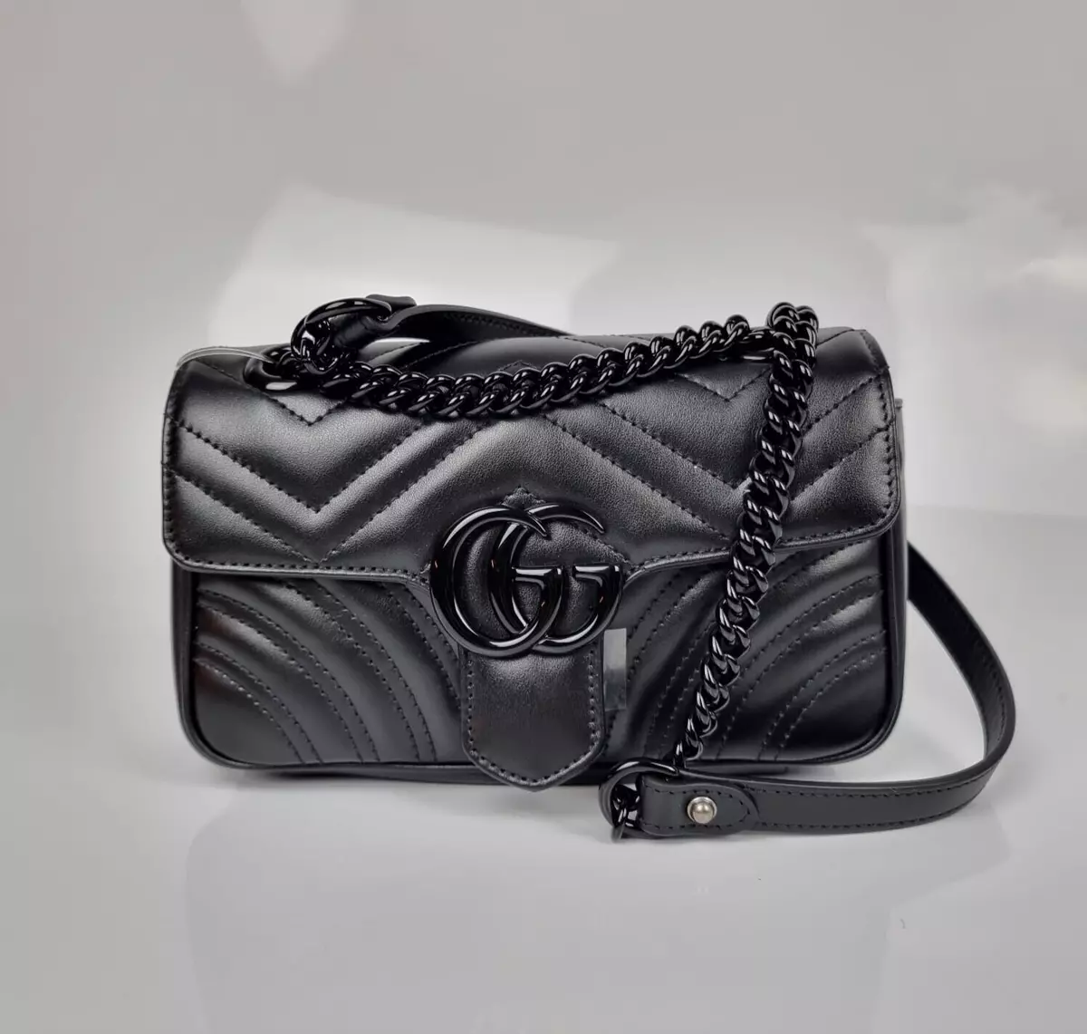 GG Marmont Mini Shoulder Bag in Black - Gucci