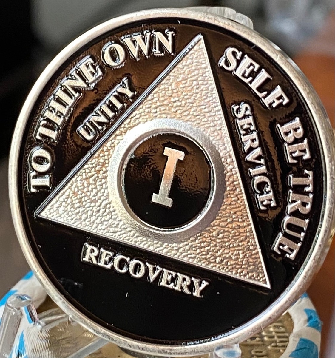 1 Year Alcoholics Anonymous Medallion Black Silver Plated AA Sobriety Chip Coin - Foto 6