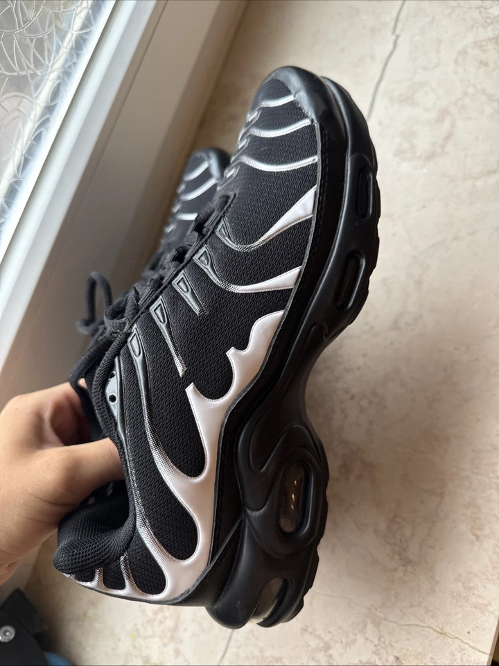 Schwarzer Schuh Angelehnt Auf Die Schwarzen Tns Sind Aber Nicht Echt Natürlich - Bild 2 von 4