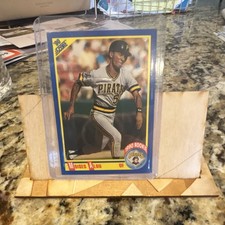 Score 1990 Moises Alou Rookie Baseball Card Pittsburgh Pirates #592. rookie card picture