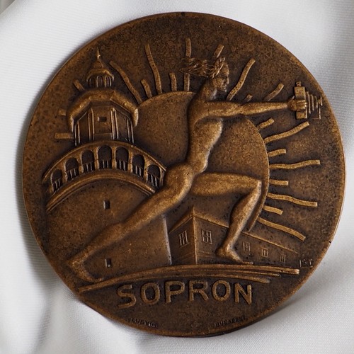 Cámara fotográfica Art Deco 1934 antigua hombre desnudo torre de fuego arte medalla de bronce Hungría - Imagen 8 de 20