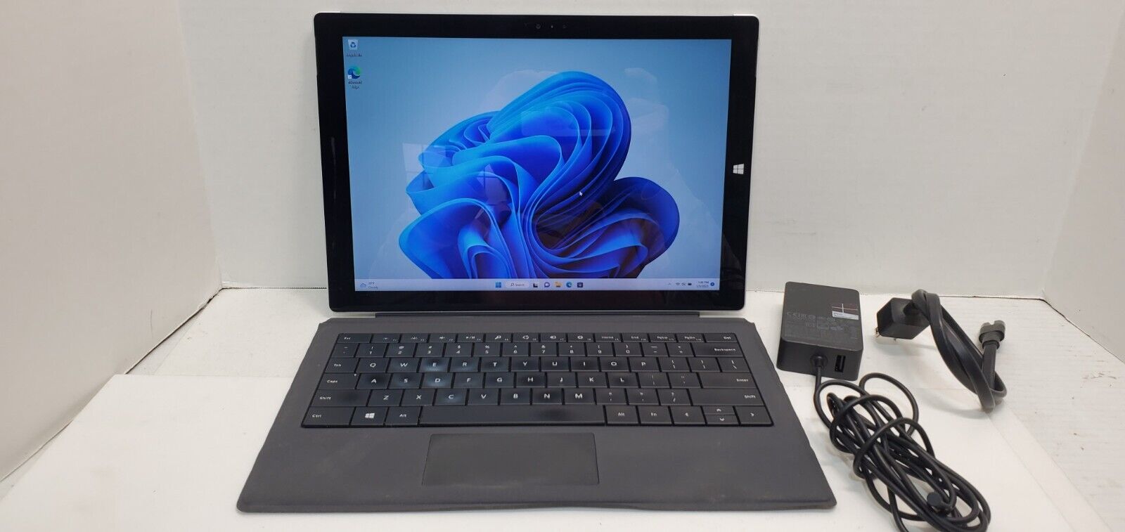 Microsoft Surface Pro 3 Model 1631 12inch Intel i5-4300U 4GB 128GB