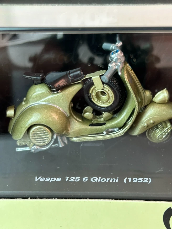 New Ray 1:32 Scale 1952 Vespa 125 6 Giorni Scooter - Image 4 of 4
