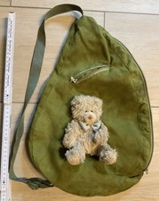 Gebrauchte grüne Schultertasche, Rucksack mit Teddy