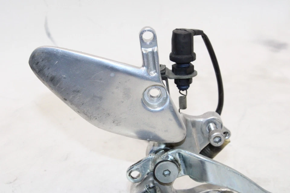 95-07 YAMAHA YZF600R OEM JUEGO TRASERO DERECHO CONDUCTOR REPOSAPIÉS TOPE CON PEDAL Foto 2 de 4