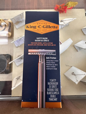 KING .C. GILLETTE SAFETY RAZOR WITH 5 DOUBLE EDGE BLADES -NEW-