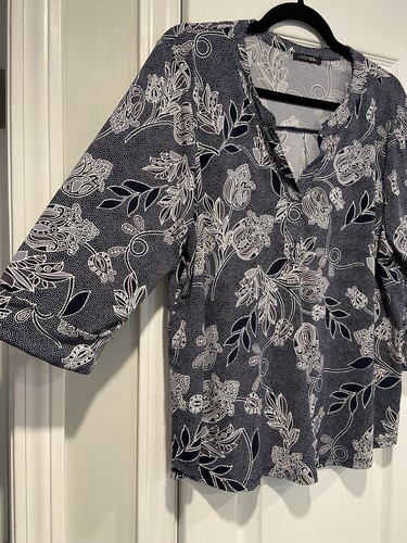 Papermoon Größe 1X dunkelblau weiß Fleur de Lis Blumenmuster 3/4 Ärmel Stretch Top - Bild 5 von 10