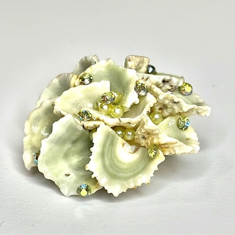 Broche de cerámica verde menta con joyas de perlas sintéticas con flores Foto 3 de 4