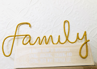 Gelbe gehäkelte Holz Familie Wort Plakette Modern Wohnkultur Wohnzimmer Wand Next