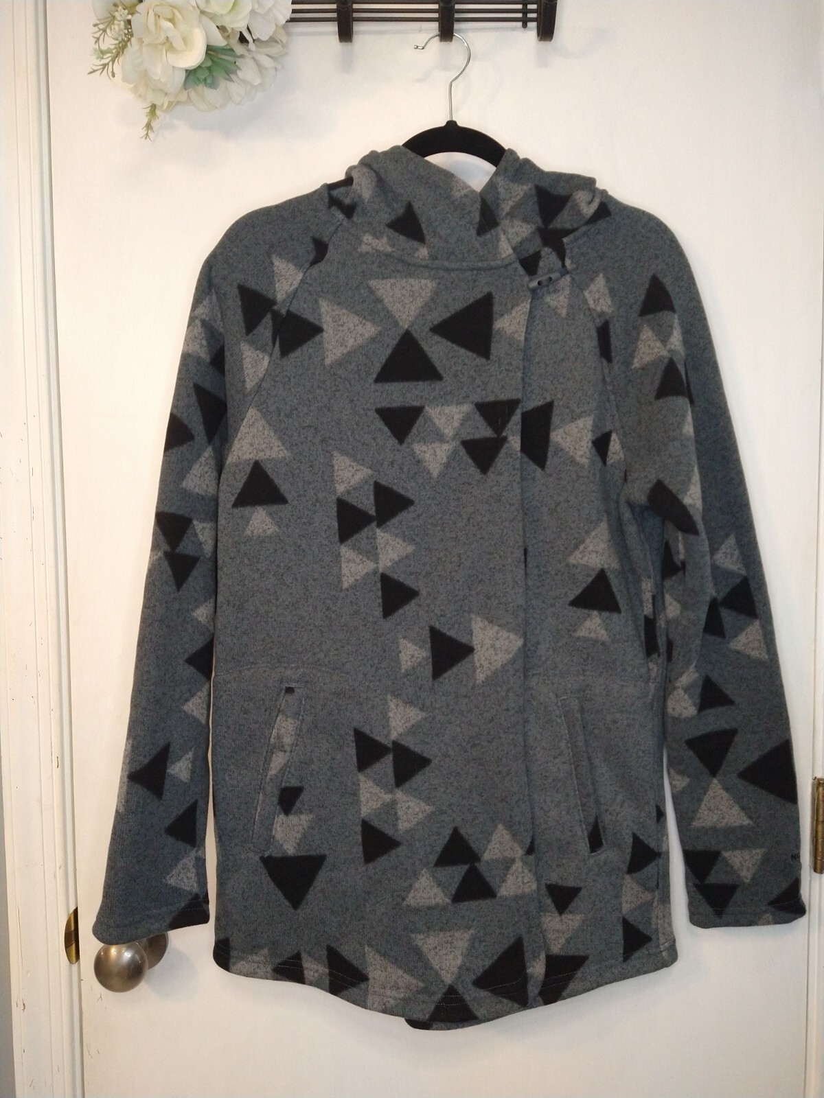 The North Face Geometric Patterned Crescent Wrap … - image 2