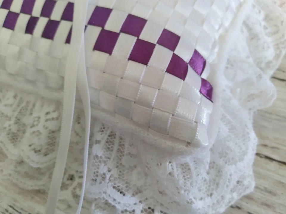 Almohada portadora anillo cinta satinada morada y blanca Foto 3 de 3