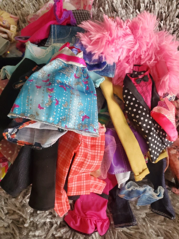 LOTE ROPA MIXTA MUÑECA BARBIE 60 piezas BOLSO de Ropa MUÑECA. Foto 3 de 4