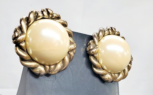Vintage Signed LES BERNARD Clip Earrings Faux Champagne Pearl Dome Rope 1.25" - Picture 7 of 9