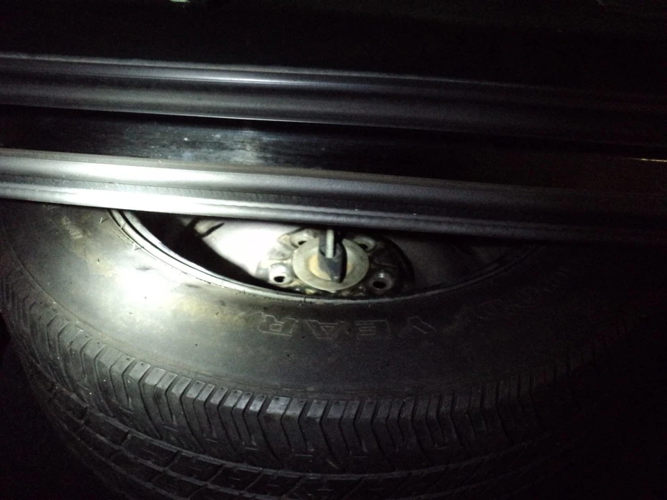 Ford Parte 98-11 Ford Crown Victoria Police Neumático de repuesto J gancho montaje amarre sujeción Foto 2 de 3