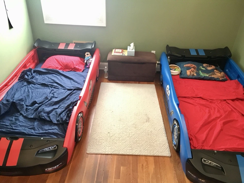 Coche de carreras turbo con dos camas individuales para niños, rojo/negro/azul/rosa Foto 3 de 4