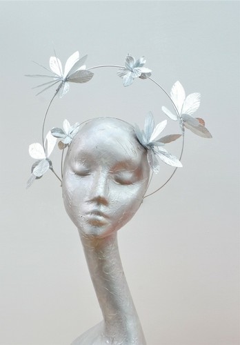 Argentum - Auriculares de alambre plateado y cuero cabelludo fascinador de Hats2go - Imagen 2 de 6