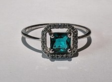 925 Sterling Silver Ring Size 7 Green Stone With Clear Accent Stones