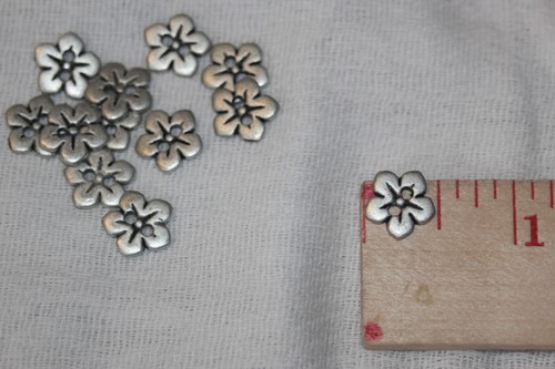 lote 4 docenas (48) mini muñeca margarita metal plata costura manualidades botones 1/2" ancho - Imagen 3 de 4