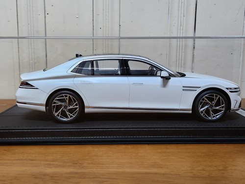 1:18 MR Collection Hyundai Genesis G90 White 500PCS Limited Edition(w/ Case) - Picture 4 of 8