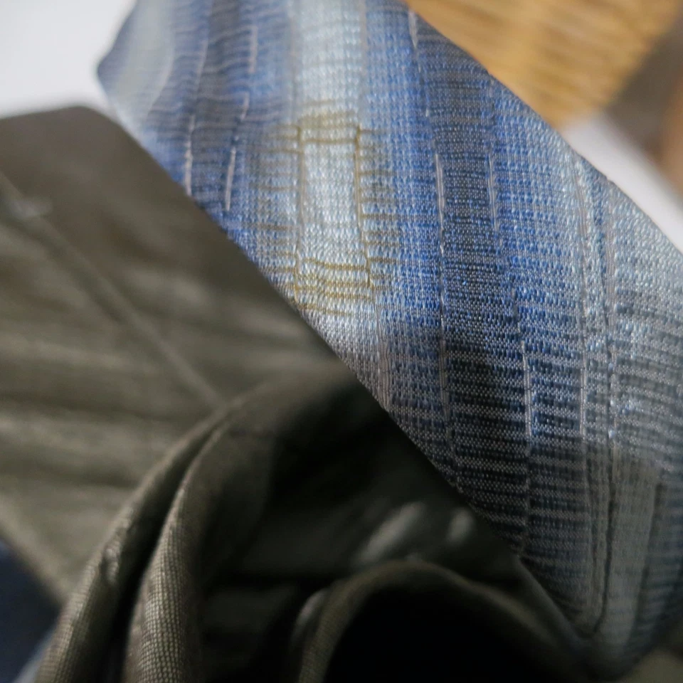 LOTE DE 2 BONITAS CORBATAS DE LUJO DE SEDA ACOLCHADAS A RAYAS BUGATCHI Foto 3 de 3