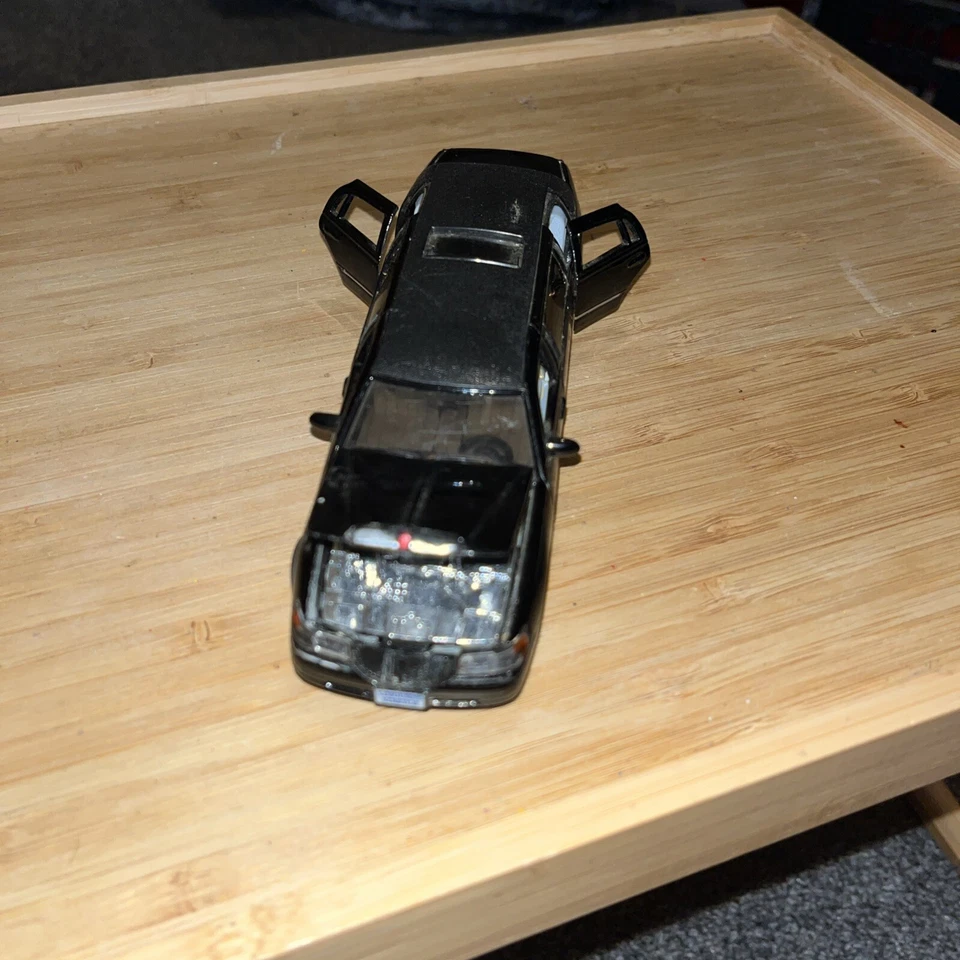 Limusina modelo Kinsmart 1999 Lincoln Town Car limusina elástica #142 usada Foto 3 de 4